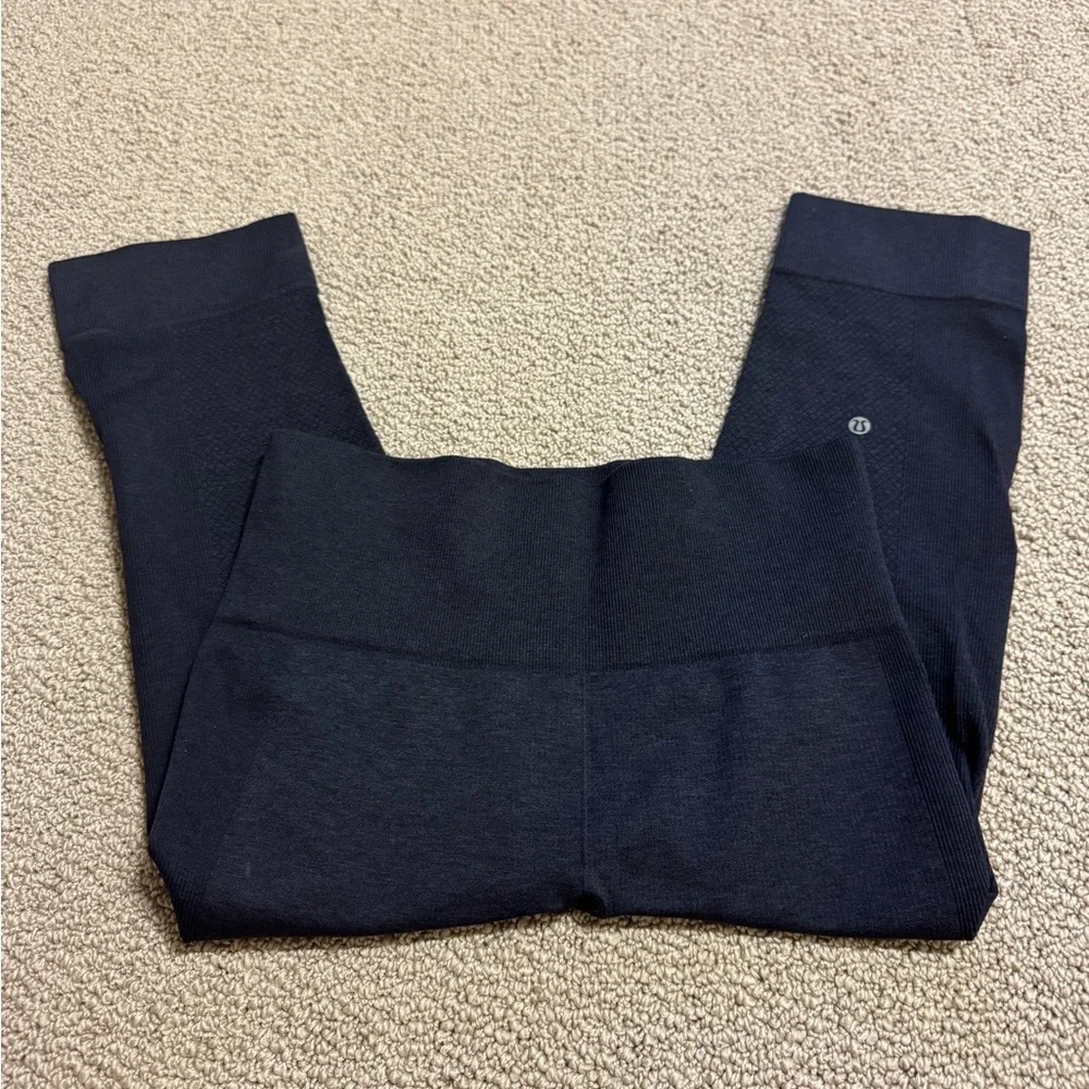 NAVY BLUE SIZE 4 LULULEMON COMPRESSION CROPPED LEGGINGS
